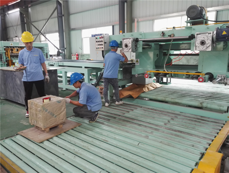 電解板現(xiàn)場包裝_廣東莞鑫金屬材料科技有限公司|鋼材剪切|分條加工|電解板|矽鋼片|冷軋板|熱軋板|酸洗板|鍍鋅板_廣東莞鑫金屬材料科技有限公司